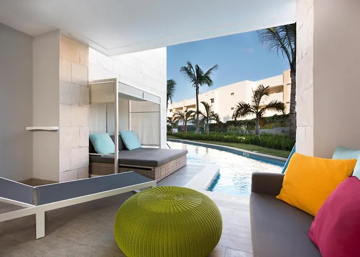 Honeymoon Pool Side Queen Suite